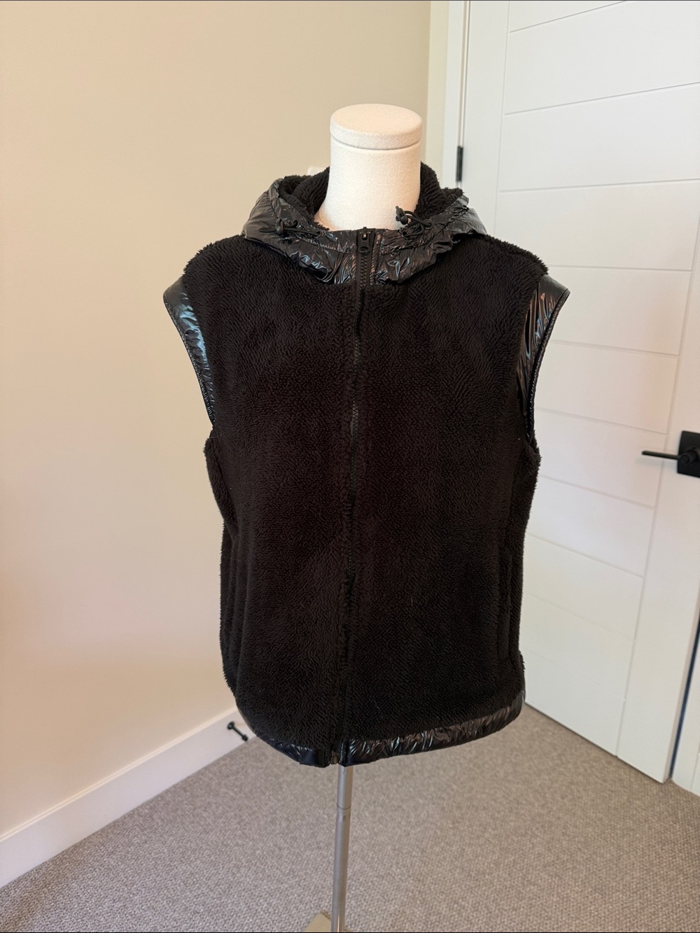 Mono B Black Sherpa Puffer-Trim Sleeveless Hoodie